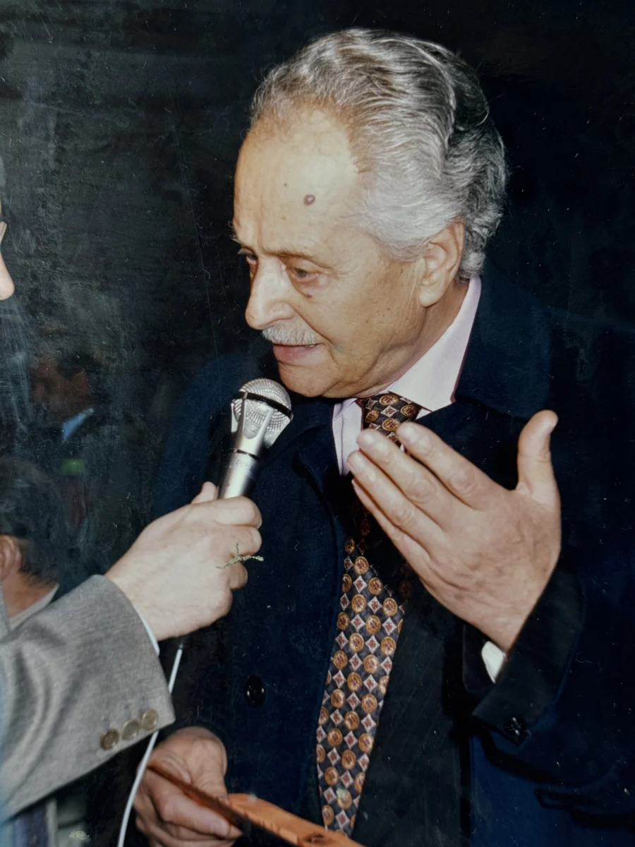 Un momento di intervista, dal fondo fotografico Alvido Lambrilli.