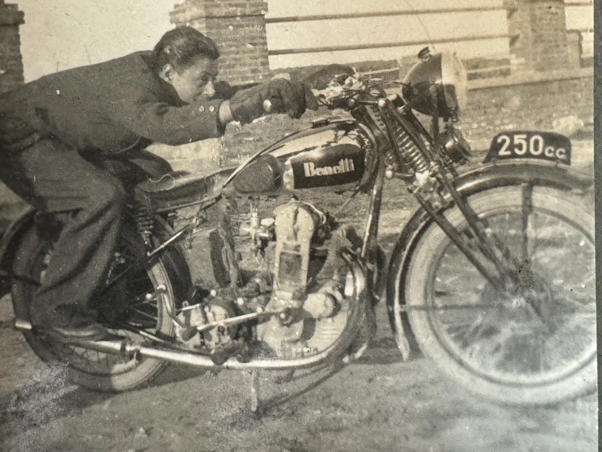 Una scena accanto a una motocicletta Benelli 250 cc. Fondo fotografico Alvido Lambrilli; non è la Gilera citata nel racconto dell’incidente.