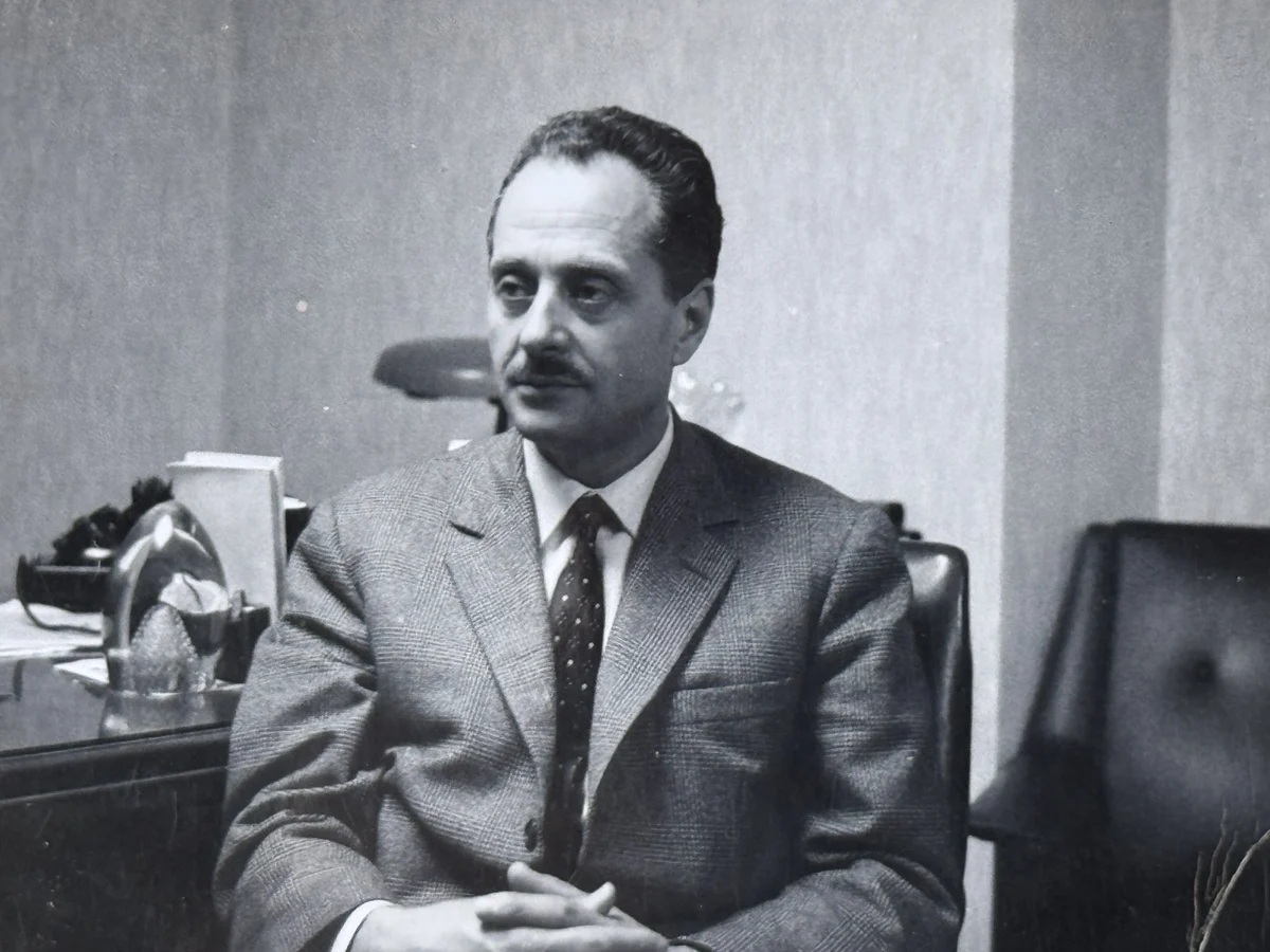 Ritratto alla scrivania con telefono, dal fondo fotografico Alvido Lambrilli